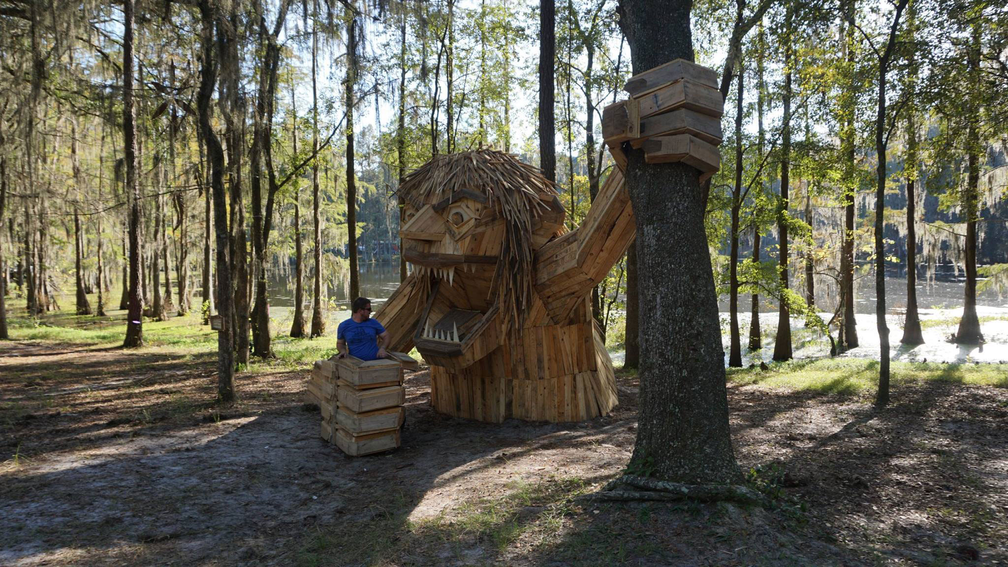 Sculpture géante en bois