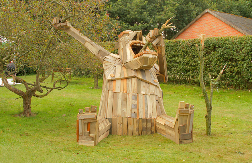 Géante sculpture en bois