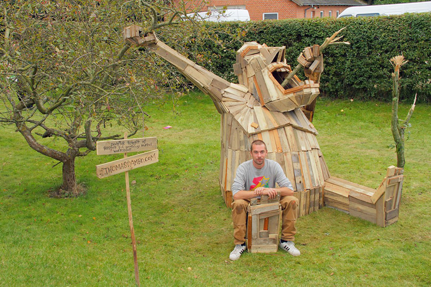 Géante sculpture en bois