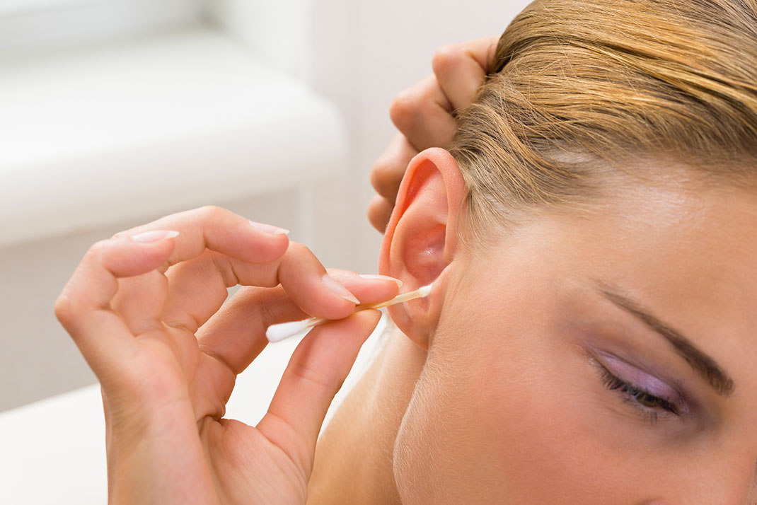 Une femme se nettoie les oreilles