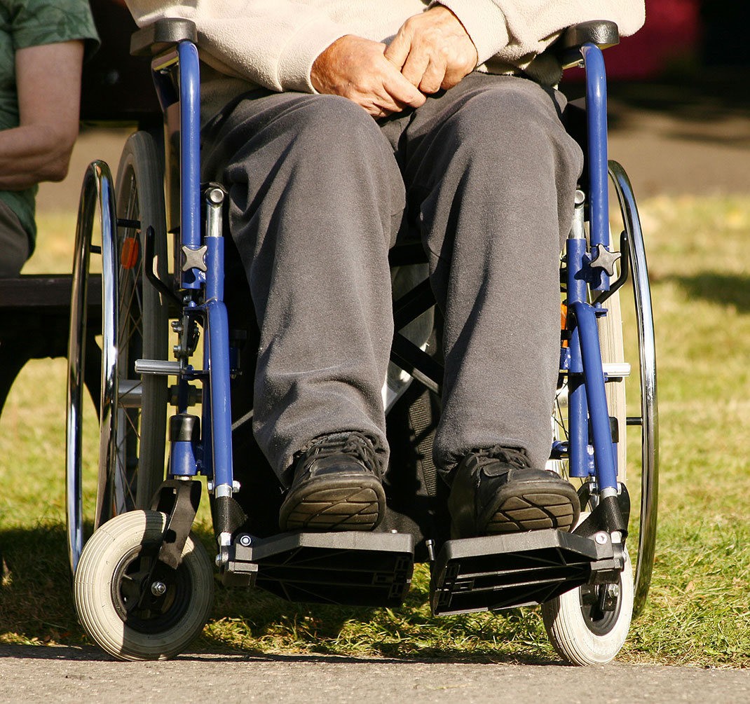 Une personne paralysée de la colonne vertébrale via Shutterstock