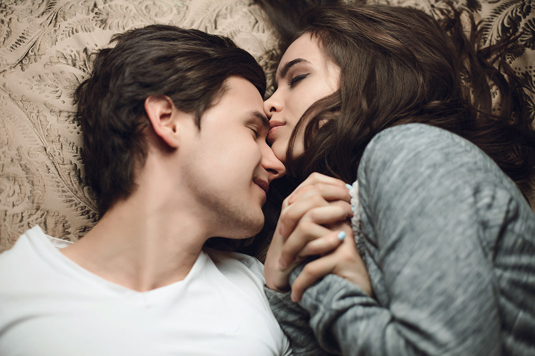 Un couple amoureux via Shutterstock