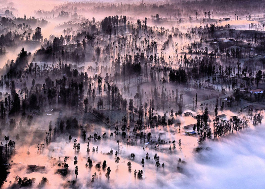 Brouillard à Cemoro Lawang d'Achmad Sumawijaya, Indonésie