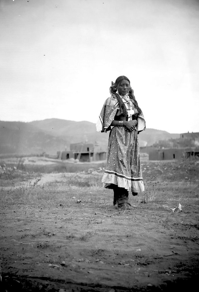 Une jeune fille à Taos Pueblo photographiée par H. S. Poley