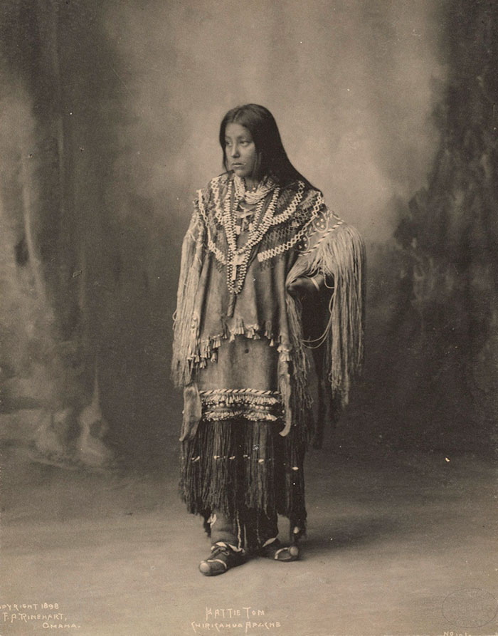 Hattie Tom des Apaches Chiricahua, photographiée par Frank A. Rinehart 1899