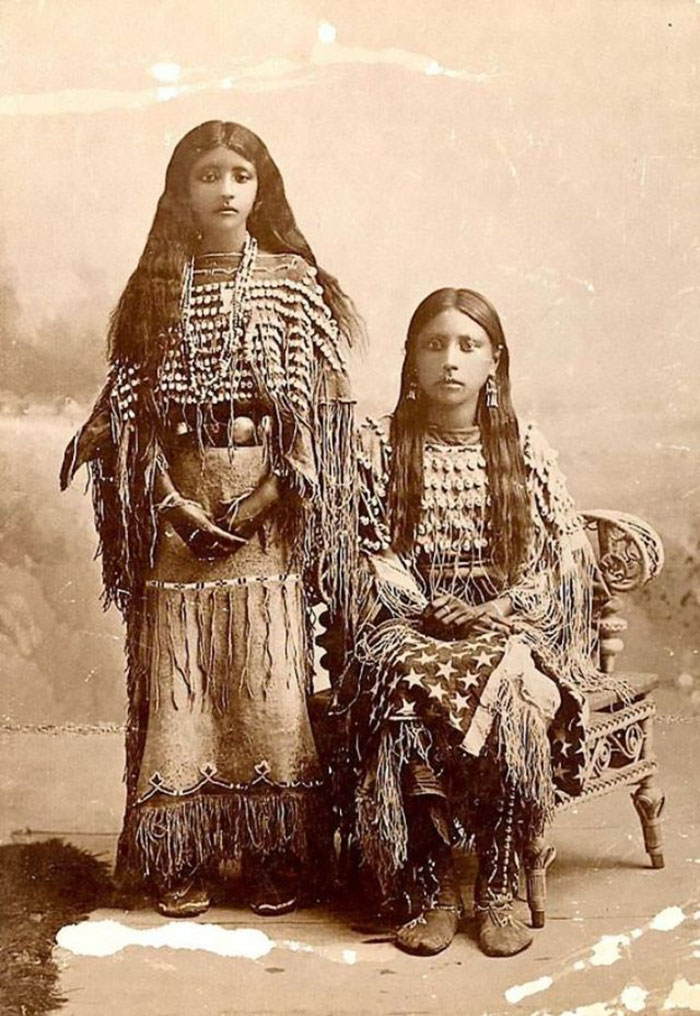 Deux jeunes amérindiennes (1870-1900)