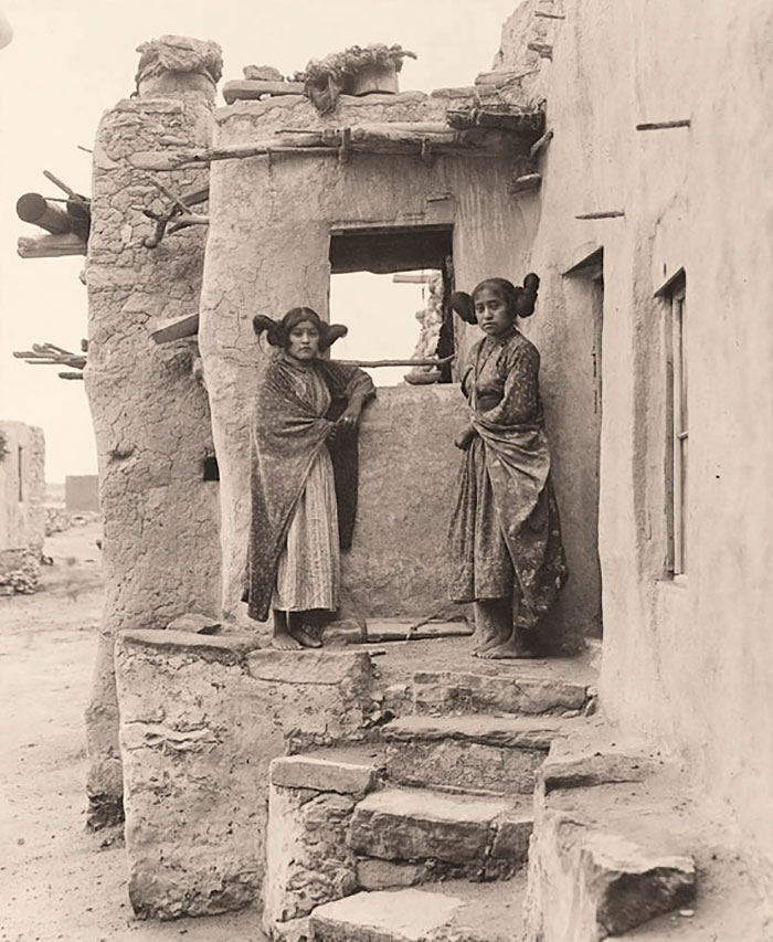 Des filles Hopi en 1900, photographiées par Frederick Monsen