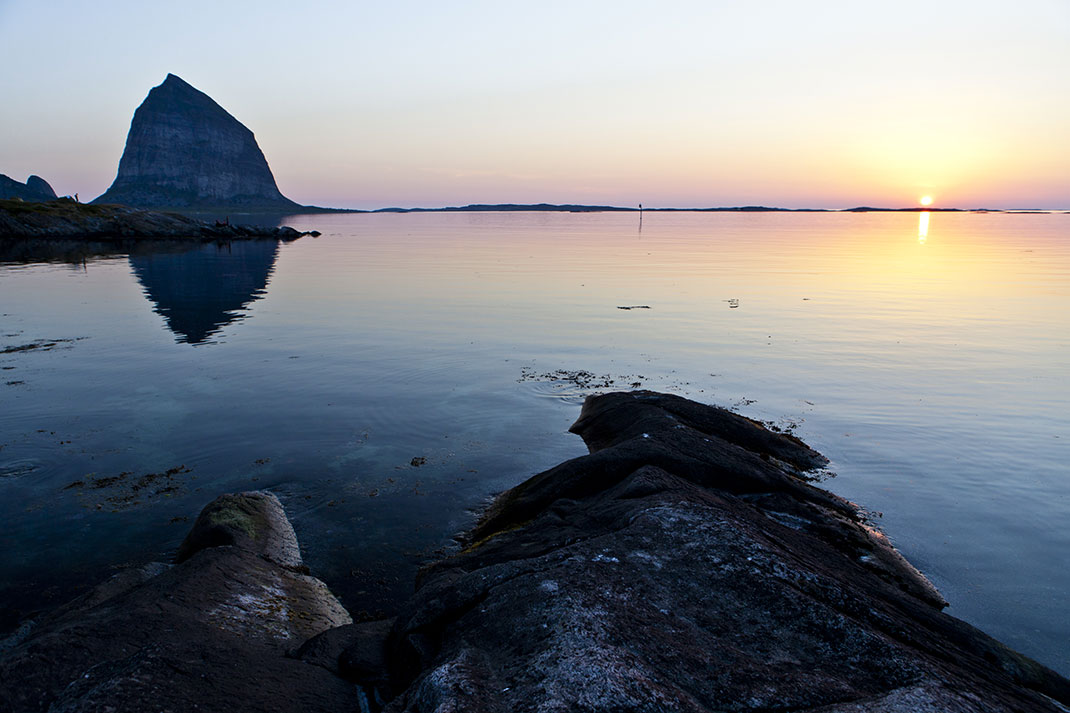 Træna sous le soleil de minuit via Shutterstock