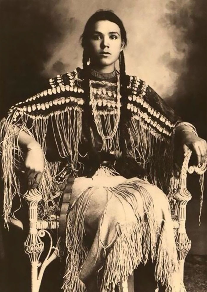 Gertrude Three Finger de Cheyenne photographiée par William E. Irwin (1869-1904)