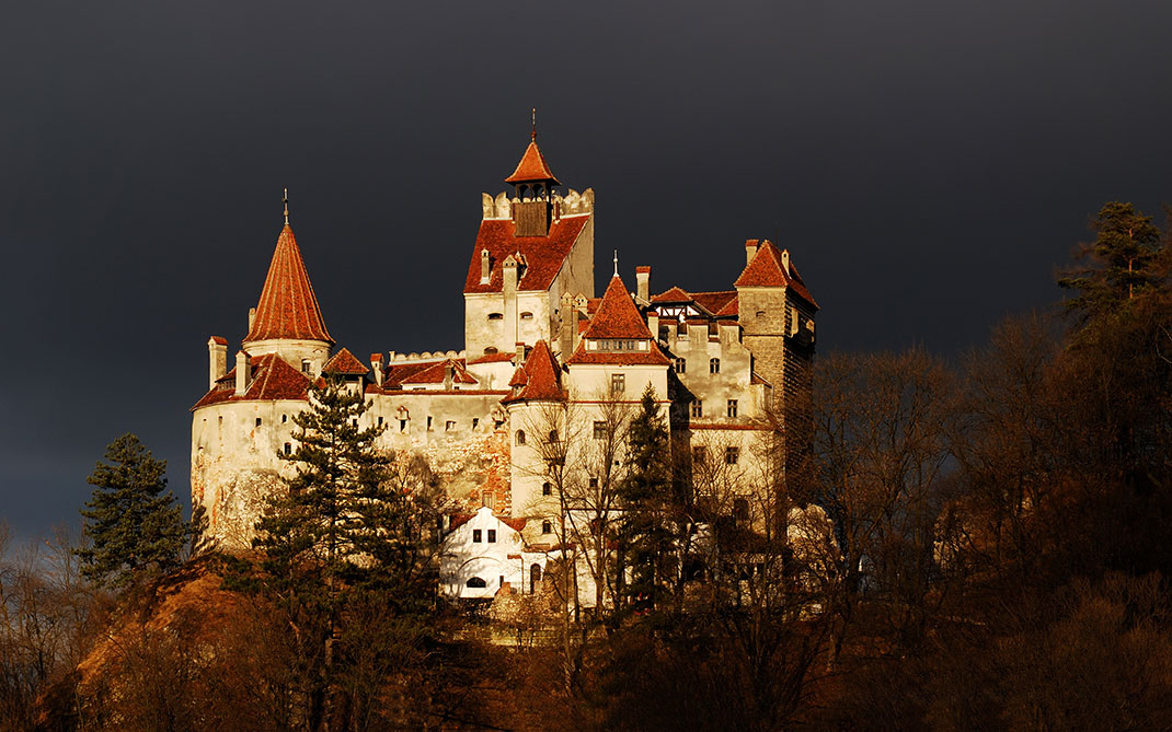 Le château de Bran surnommé le château de Dracula via Shutterstock