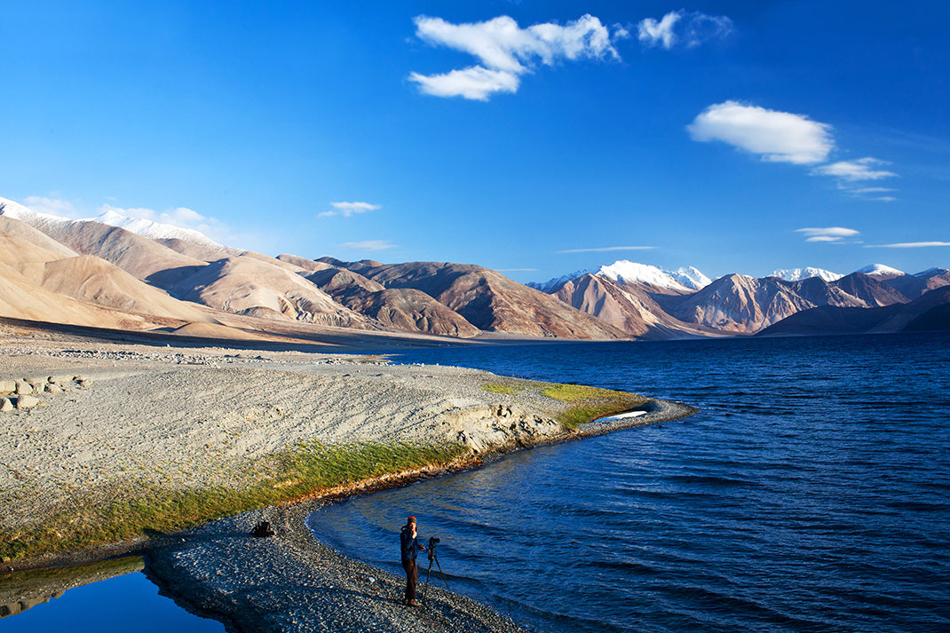Le lac Pangong Tso dans l'Himalaya via Shutterstock