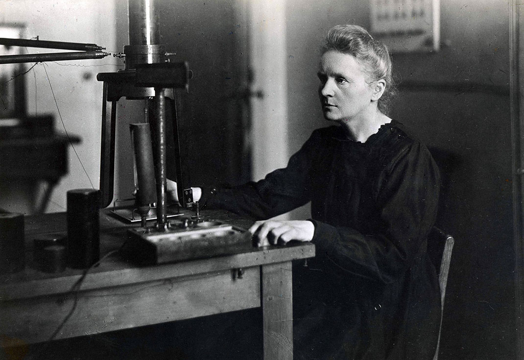 Marie Curie dans son laboratoire à l'Institut du radium