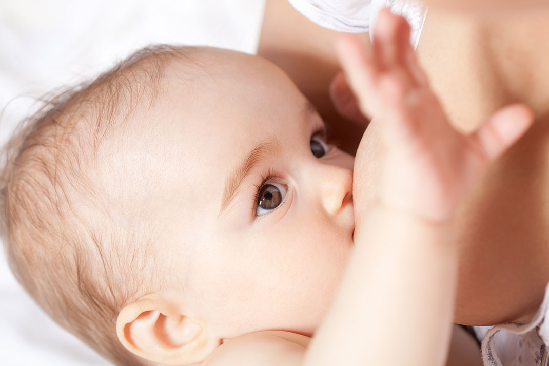 Les bienfaits du lait maternel via Shutterstock
