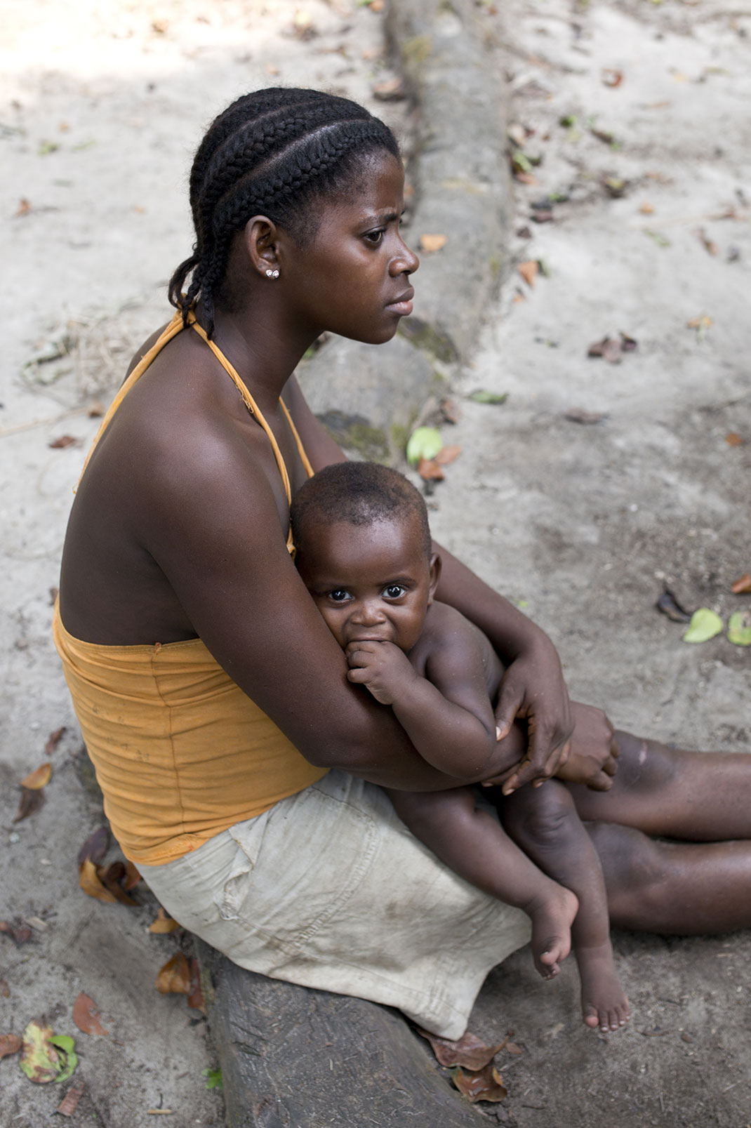 Une femme et son bébé au Cameroun via Shutterstock