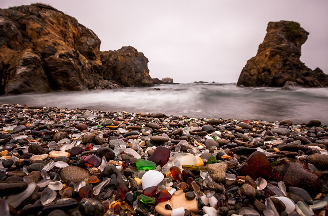 Glass Beach en Californie via Shutterstock