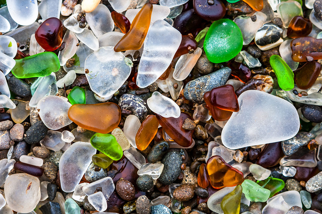 Glass Beach en Californie via Shutterstock