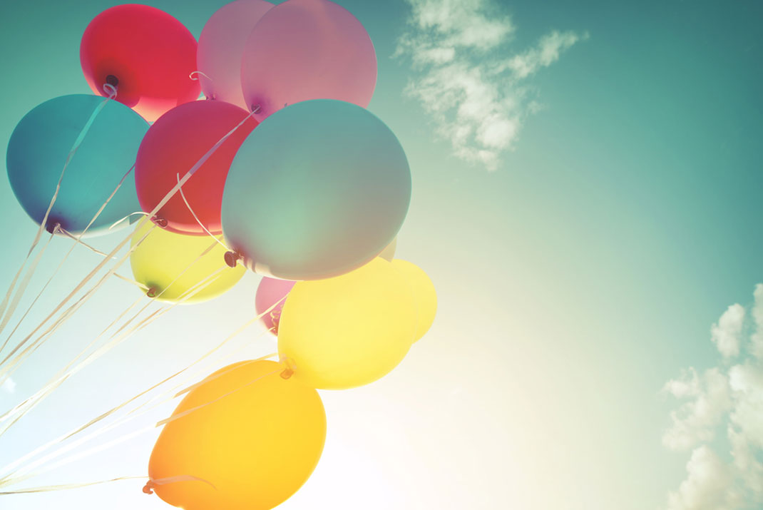 Des ballons colorés et gonflés à l'hélium via Shutterstock