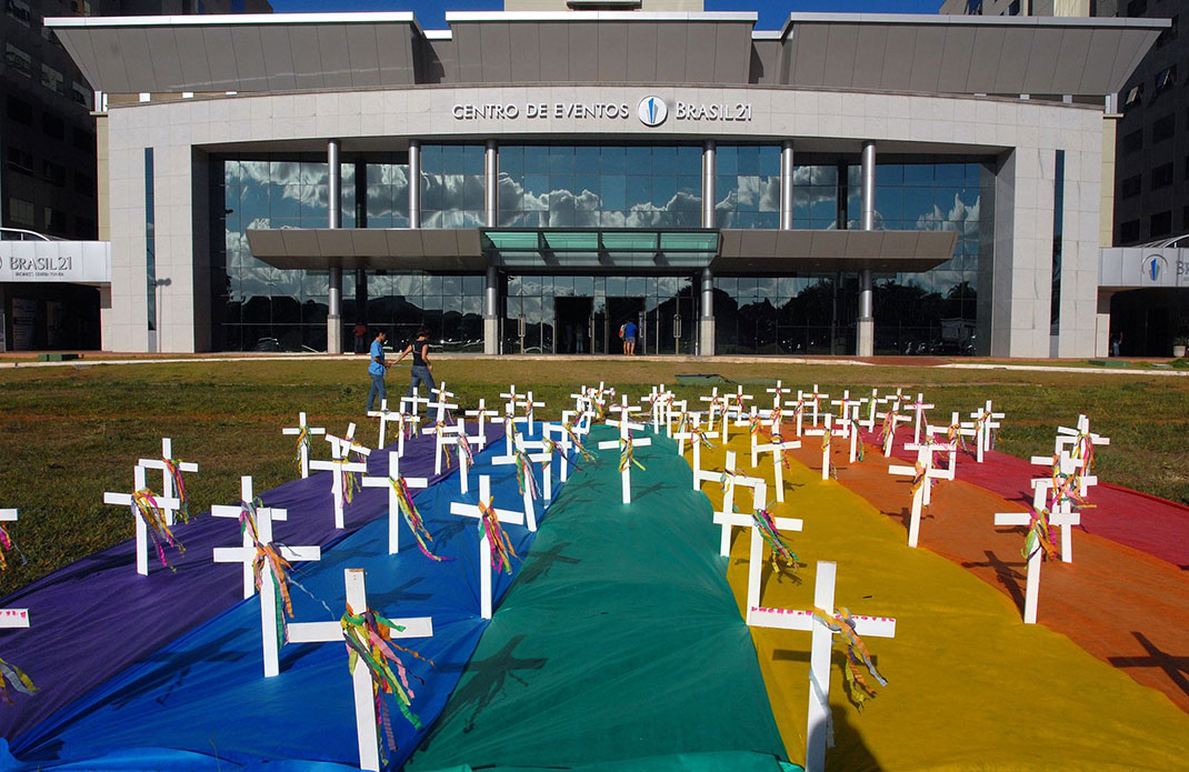Des croix sur un drapeau gay représentent les personnes mortes à cause de l'homophobie au Brésil