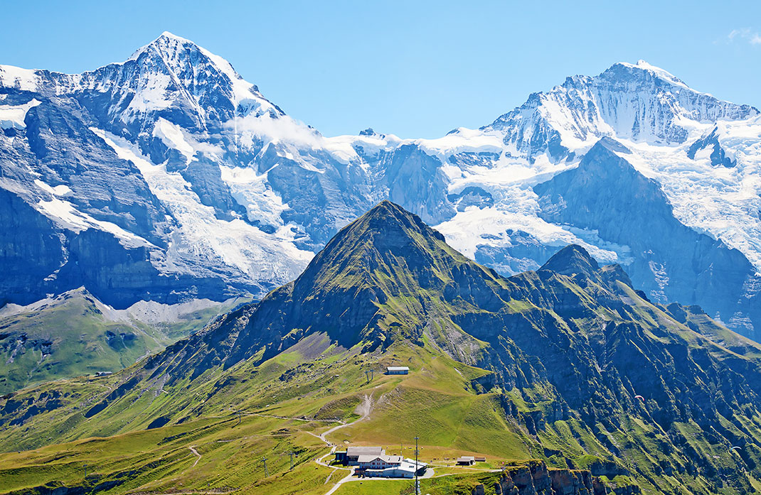 le mont Lungfrau dans les Alpes Suisses via Shutterstock 