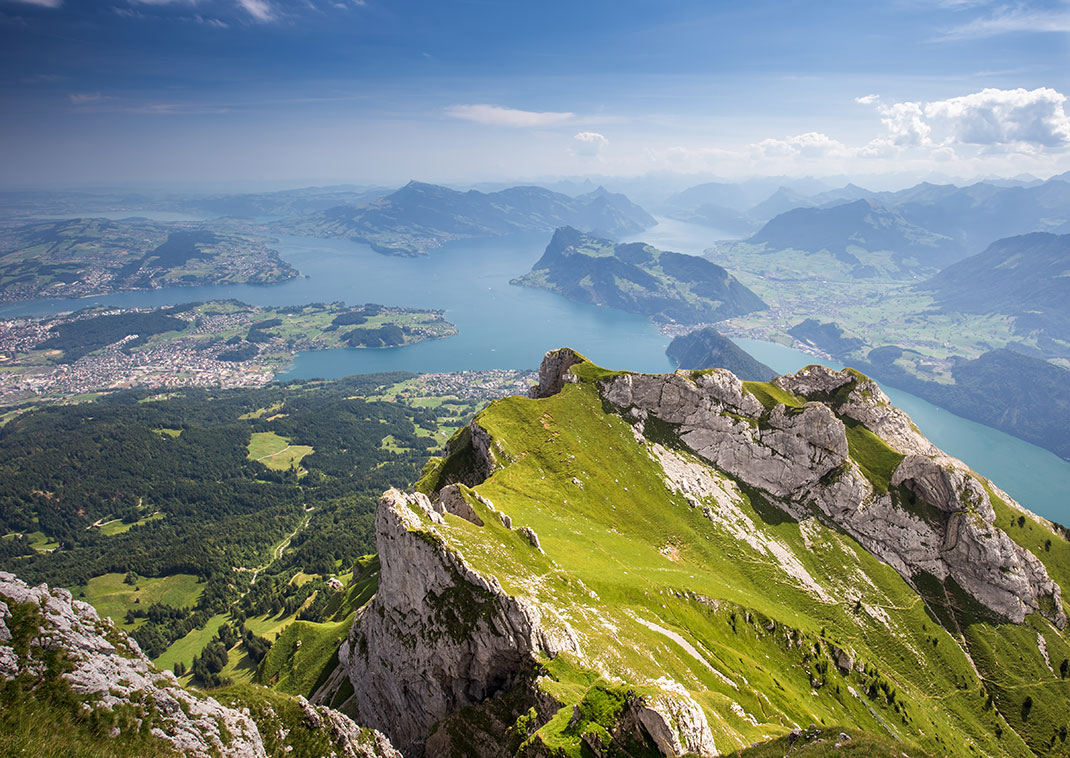 Une vue sur le lac Lucerne et les montagnes Rigi et Buergerstock en Suisse via Shutterstock