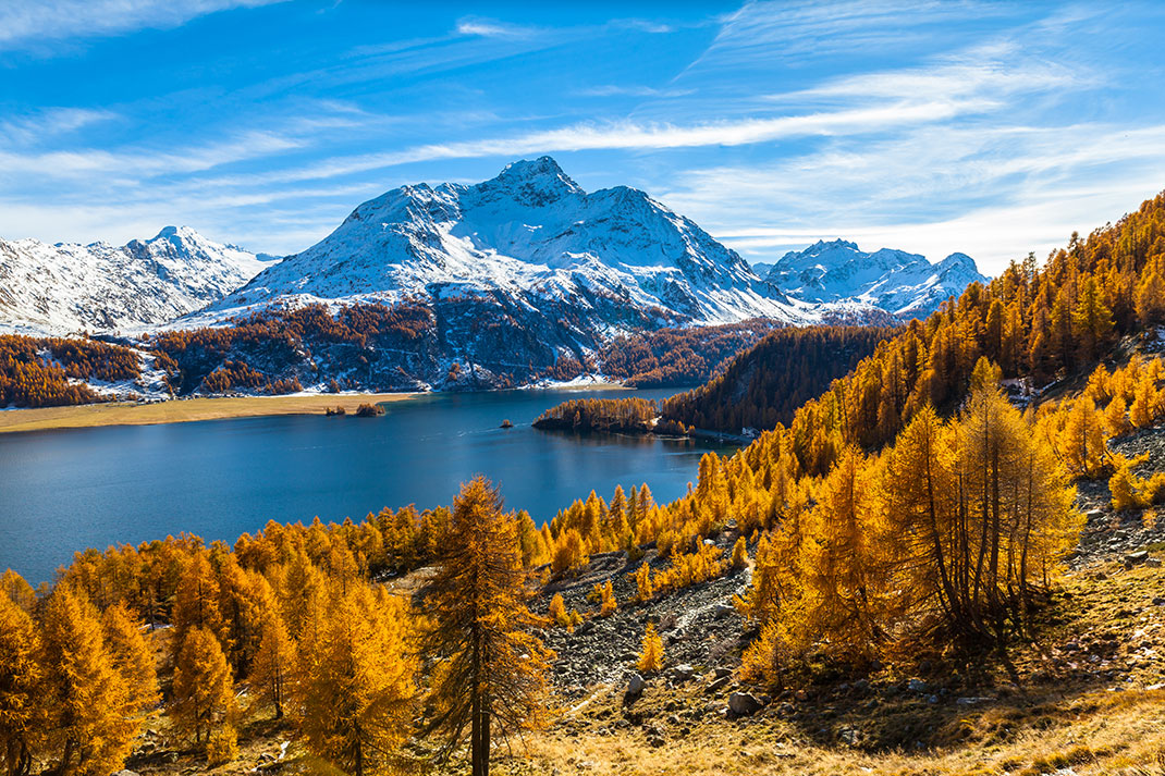 Le lac Sils et le Piz da la Margna dans les Alpes Suisses via Shutterstock