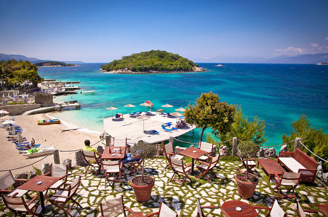 La plage Ksamil en Albanie via Shutterstock