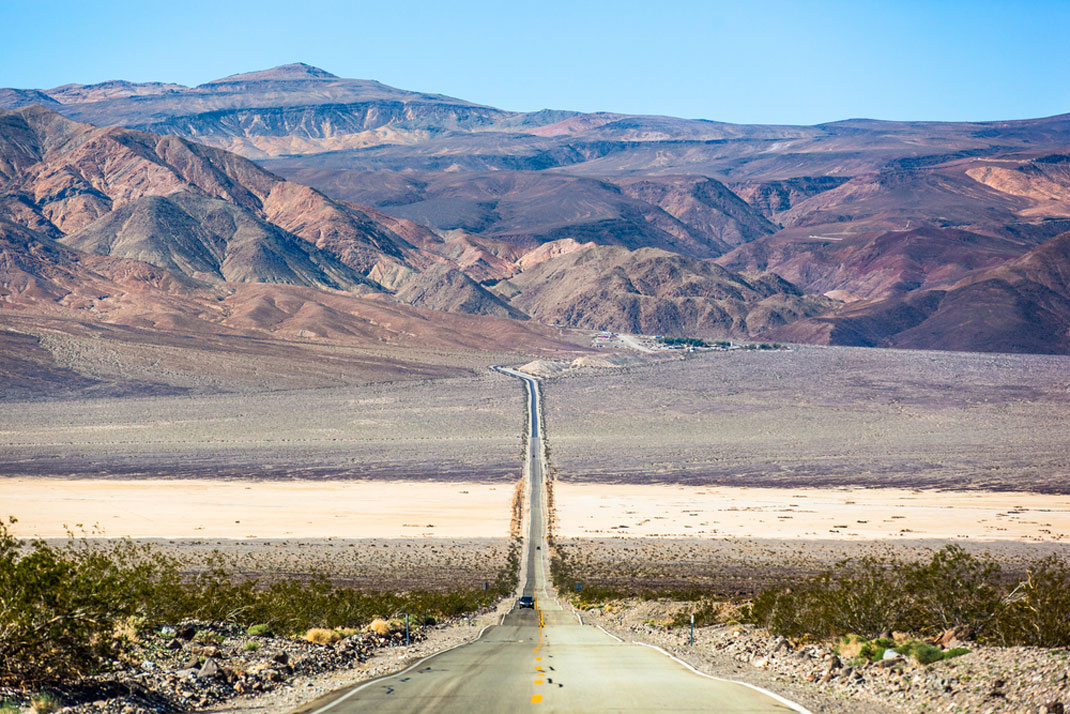 Une route traversant la vallée de la Mort via Shutterstock