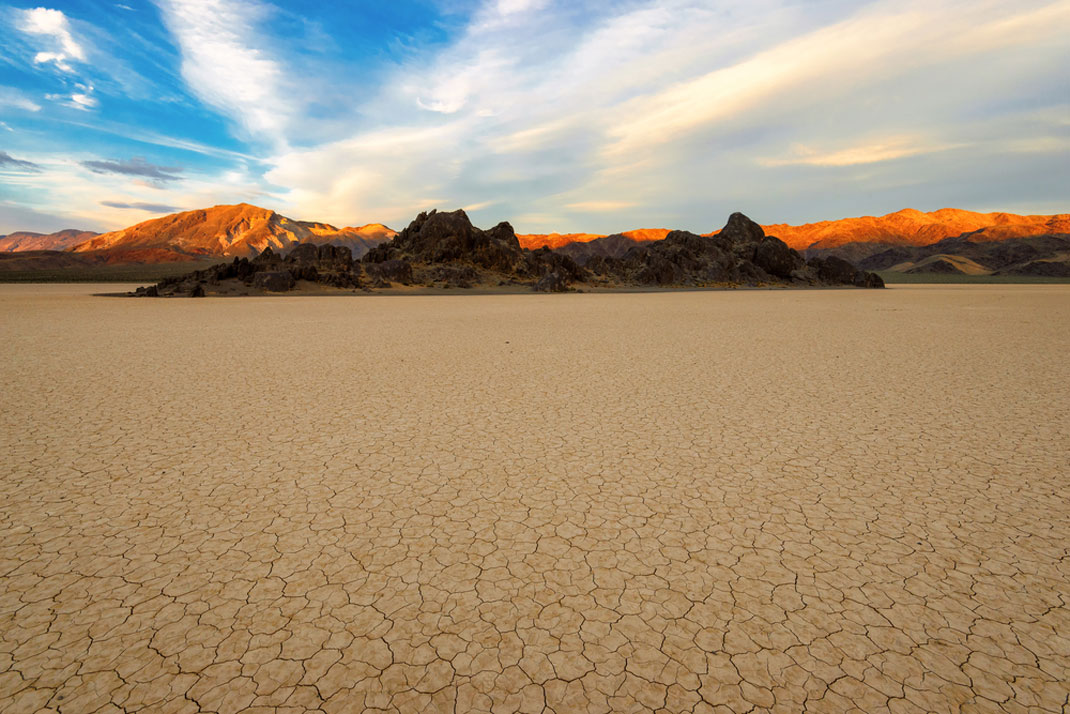 La Vallée de la mort au coucher de soleil via Shutterstock