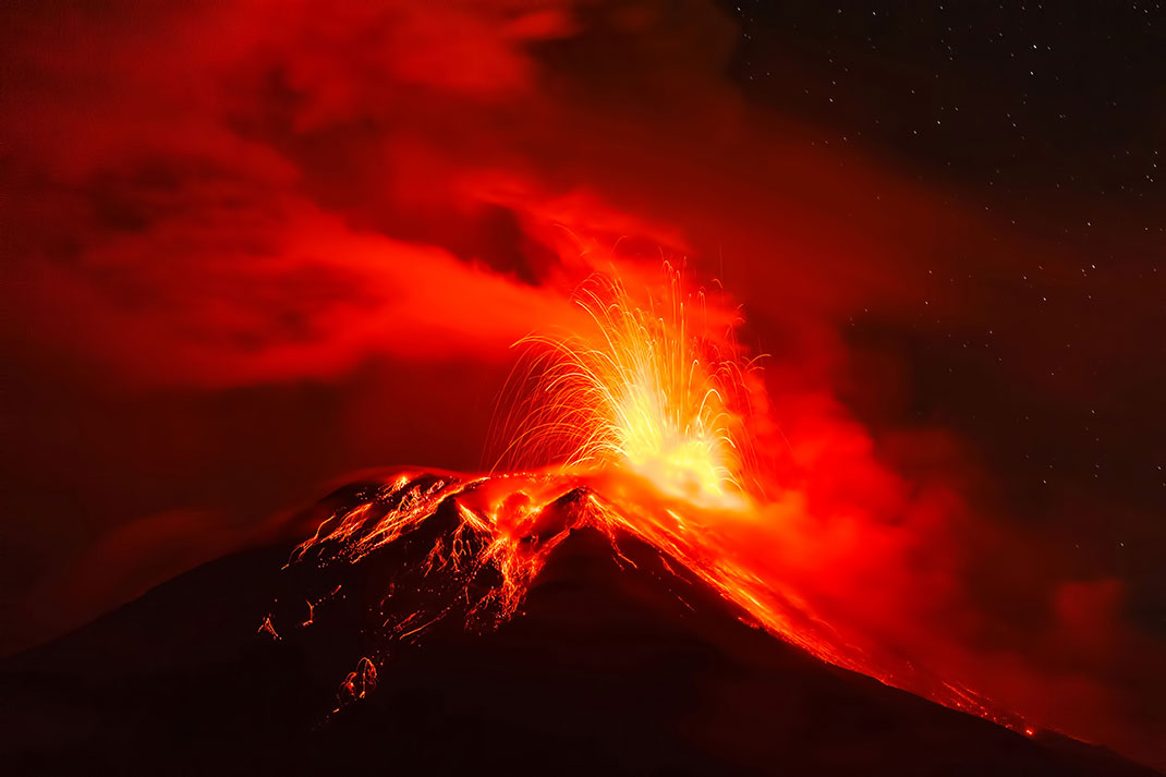 Un volcan en éruption via Shutterstock