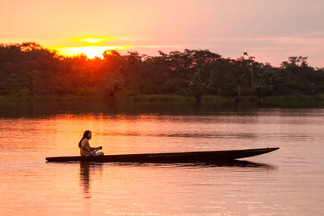 Un indien vogue sur l'Amazone via Shutterstock