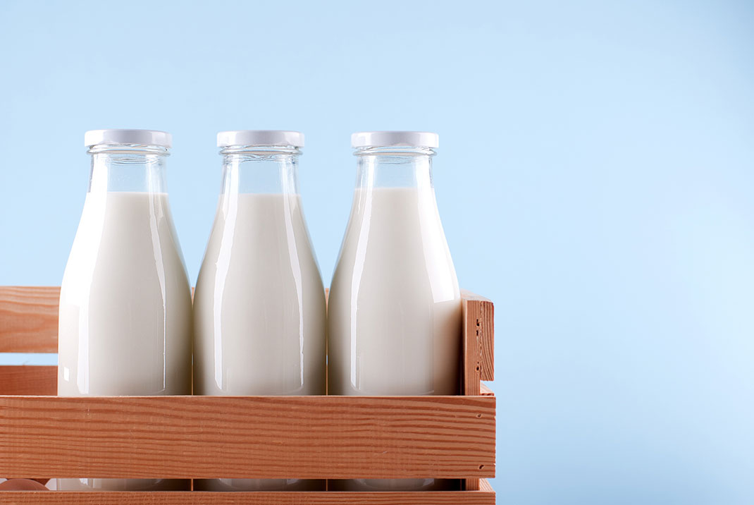Des bouteilles de lait via Shutterstock