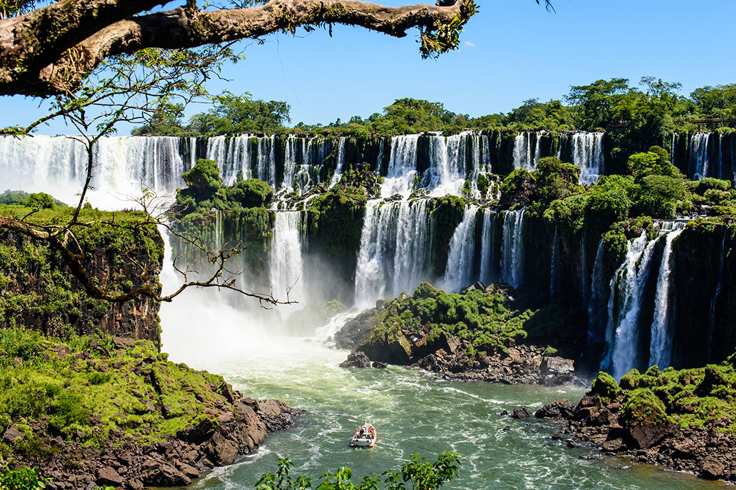 Les chutes d'Iguazu via Shutterstock