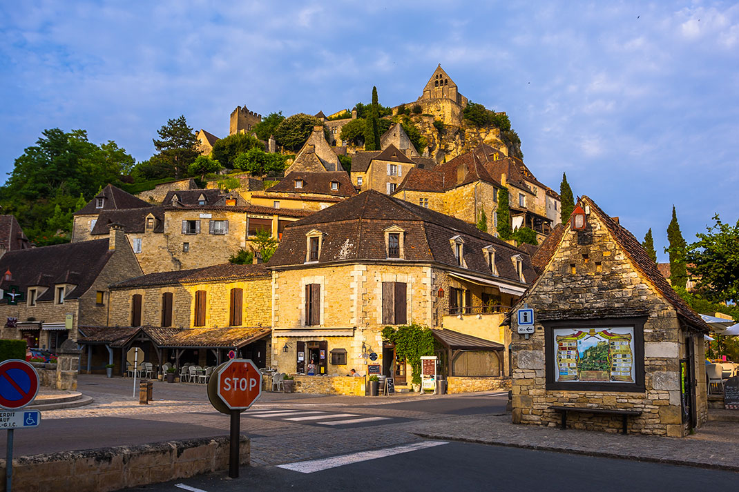 Beynac-et-Cazenac via Shutterstock