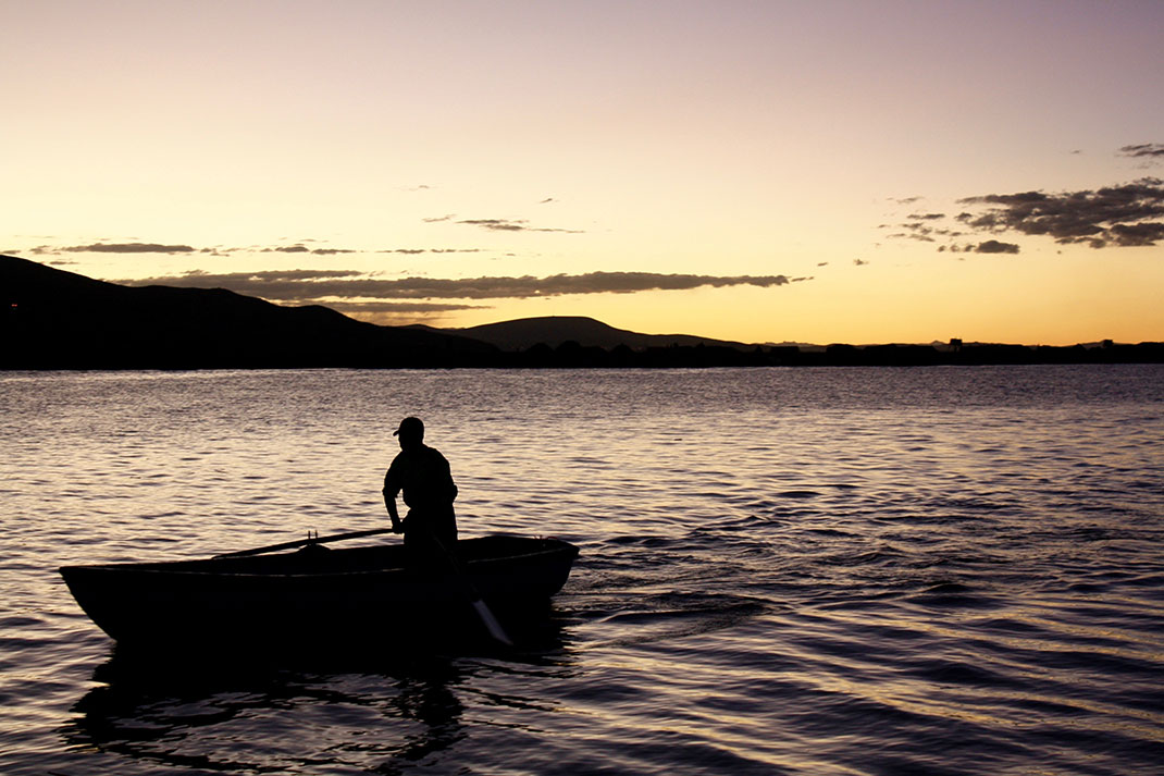 Un pêcheur sur le lac Titicaca via Shutterstock