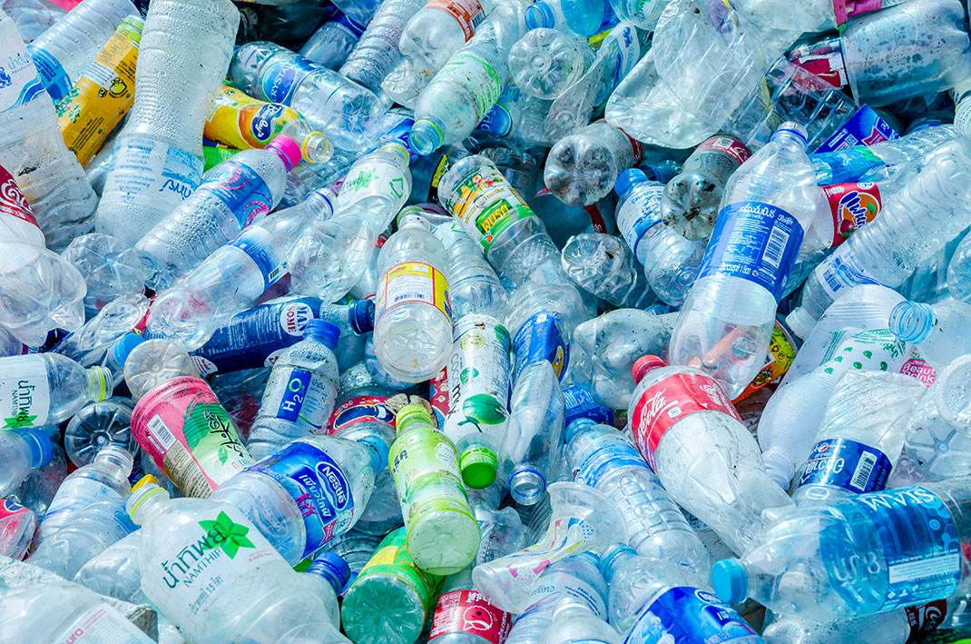 Des bouteilles en plastique via Shutterstock