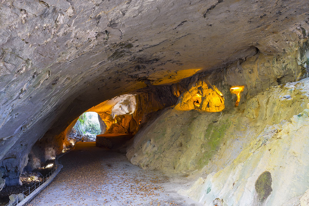 La grotte aux sorcières de Zugarramurdi via Shutterstock