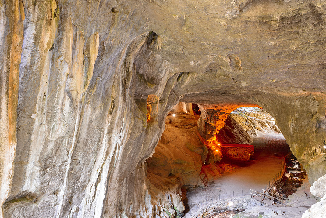 La grotte aux sorcières de Zugarramurdi via Shutterstock