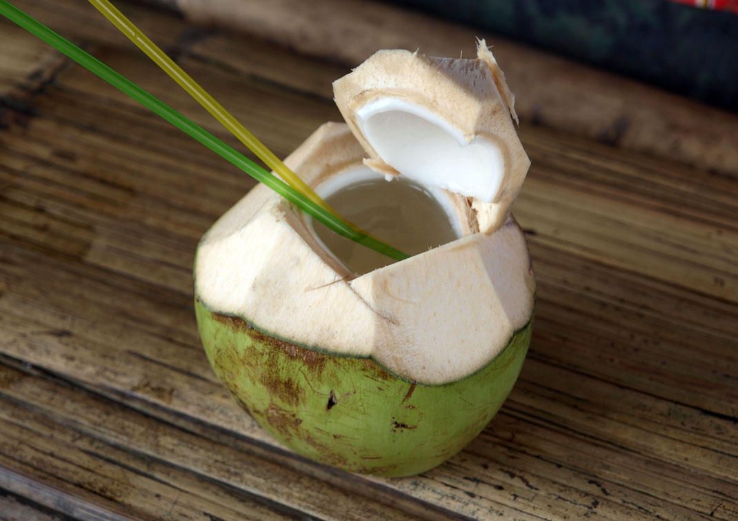 De l'eau de coco dans une noix de coco