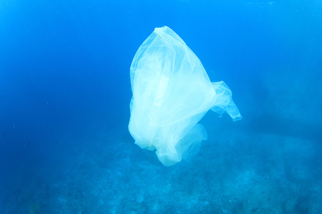 Sac plastique dans l'océan via Shutterstock