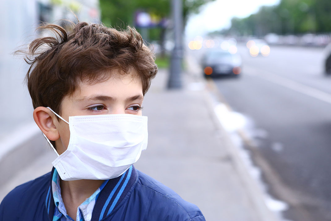 Un enfant portant un masque anti-pollution via Shutterstock