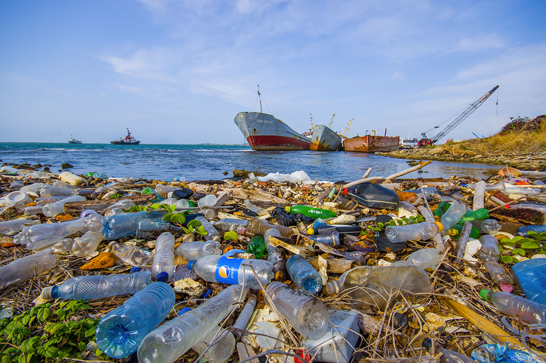 Des détritus polluent l'océan via Shutterstock
