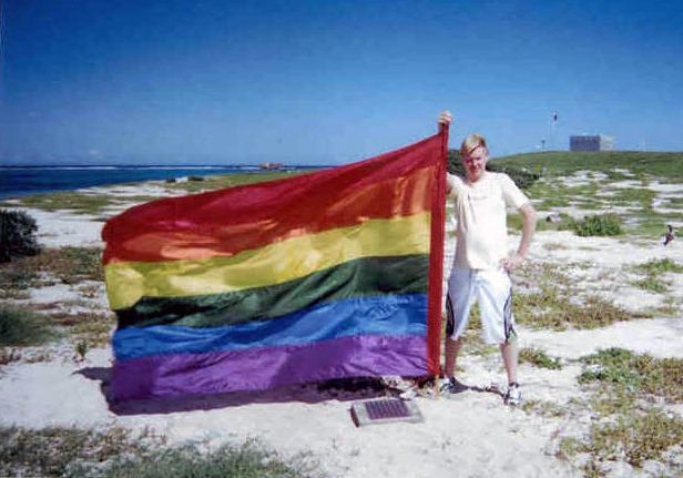 Dale Parker Anderson hisse le drapeau sur l'île