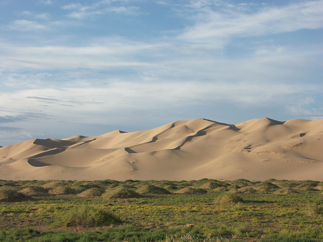 Les dunes de sable du désert de Gobi via Wikimédia by Zoharby