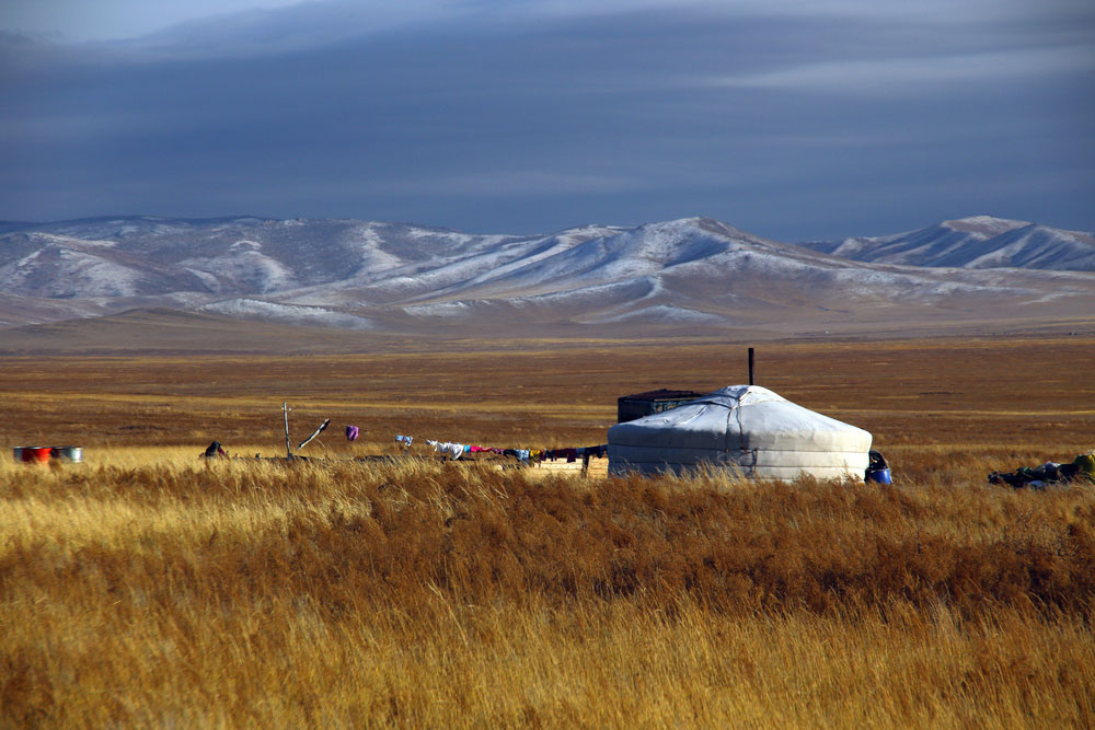 Une petite maison perdue dans les steppes mongoles via Shutterstock