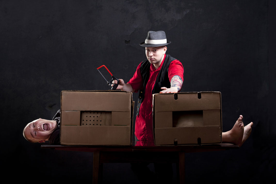 Un magicien sur le point de couper son assistante en deux via Shutterstock