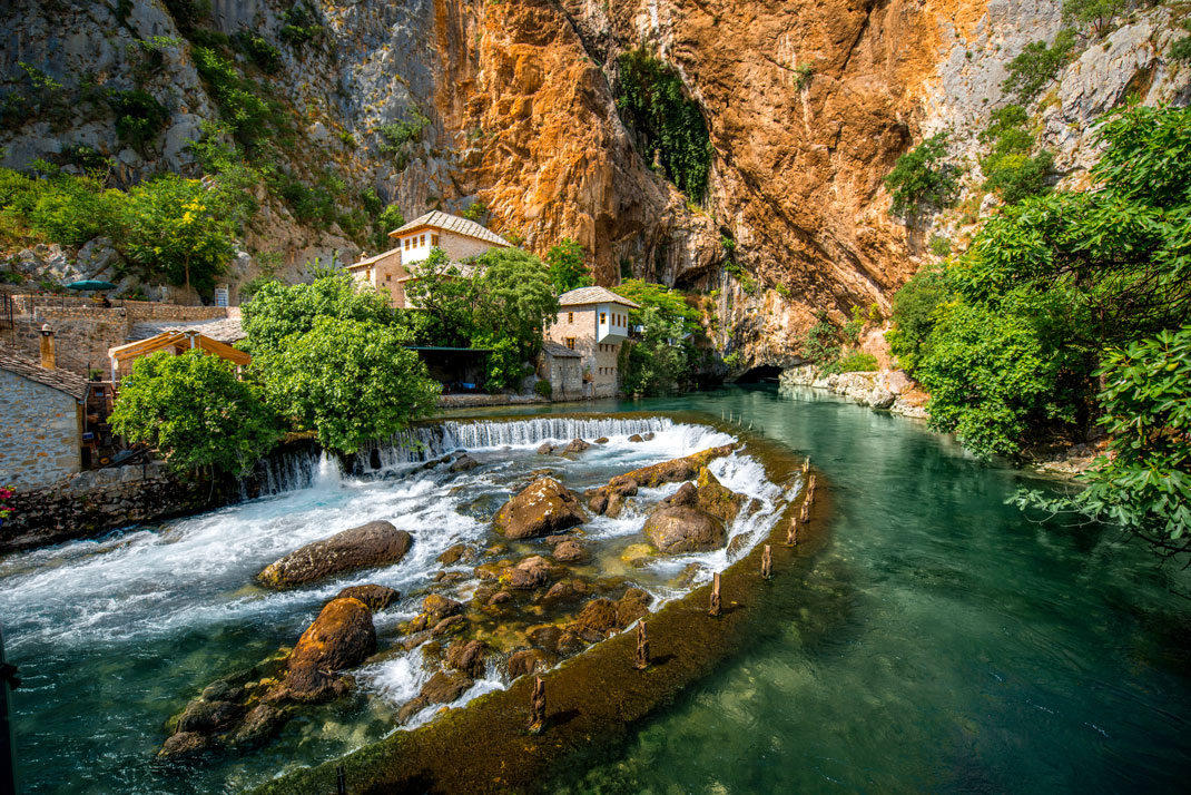 Le petit village de Vrelo Bune en Bosnie Herzégovine via Shutterstock