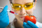 Manipulation génétique d'une tomate via Shutterstock 