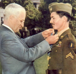 Desmond Doss recevant la Medal of Honor de la part du président Truman