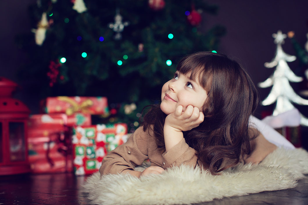 Une petite fille à Noël via Shutterstock