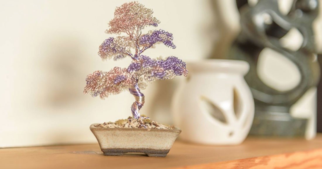 Cet artiste utilise du fil en fer avec minutie pour fabriquer des bonsaï